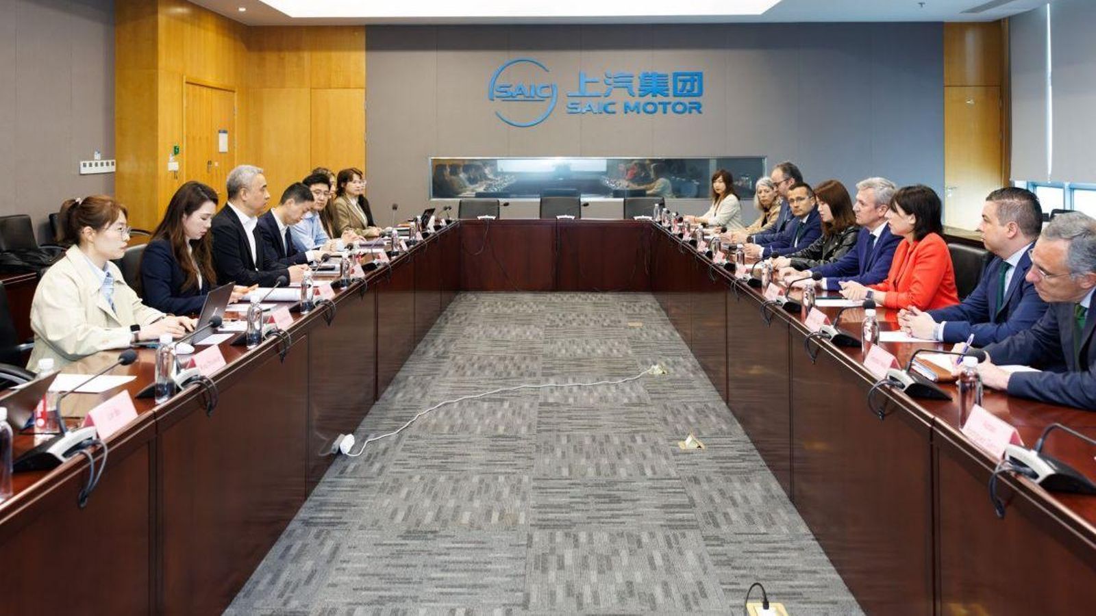La delegación gallega mantiene en Pekín una reunión con el presidente de SAIC Motors y otros directivos.