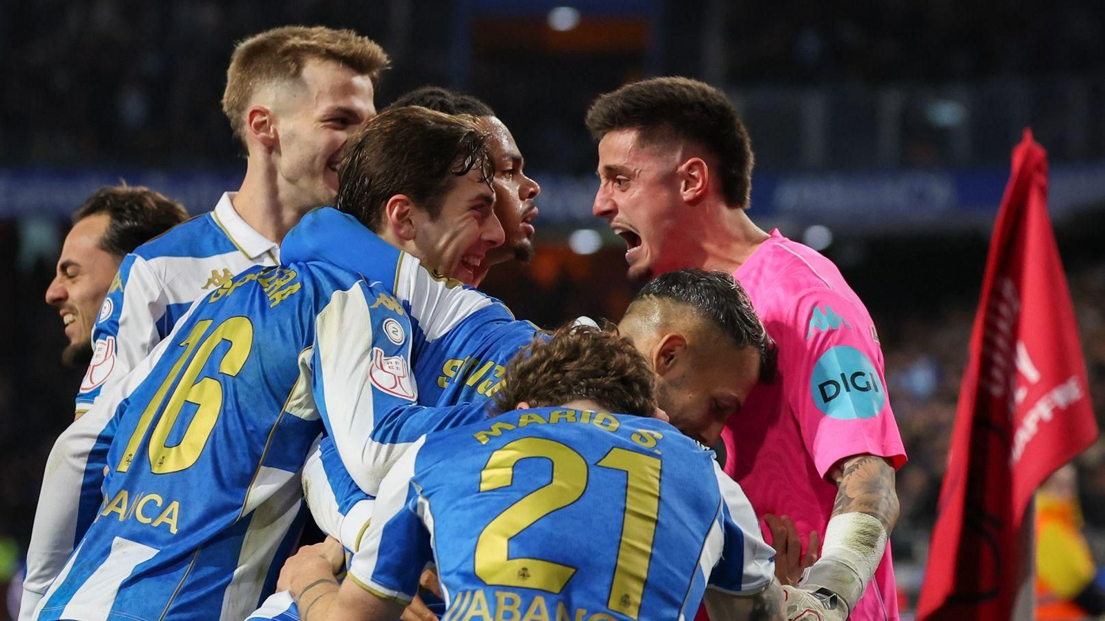 Los jugadores del Deportivo celebran el gol de la victoria.