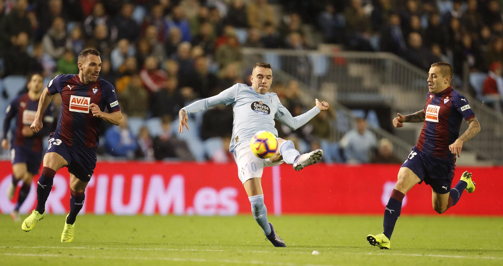 Iago Aspas se dispone a golpear el balón en una acción del partido de ayer en Balaídos.
