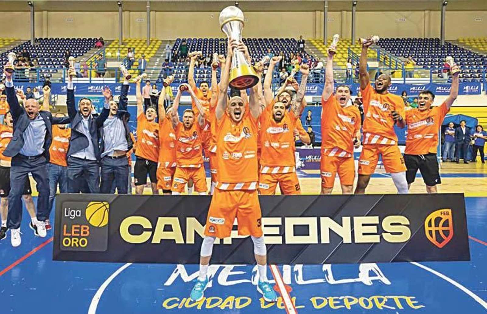 Los jugadores del Leyma Básquet Coruña celebran su ascenso.