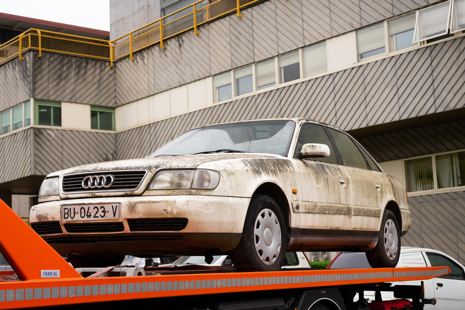 Traslado e inspección del coche familiar del triple crimen de Burgos