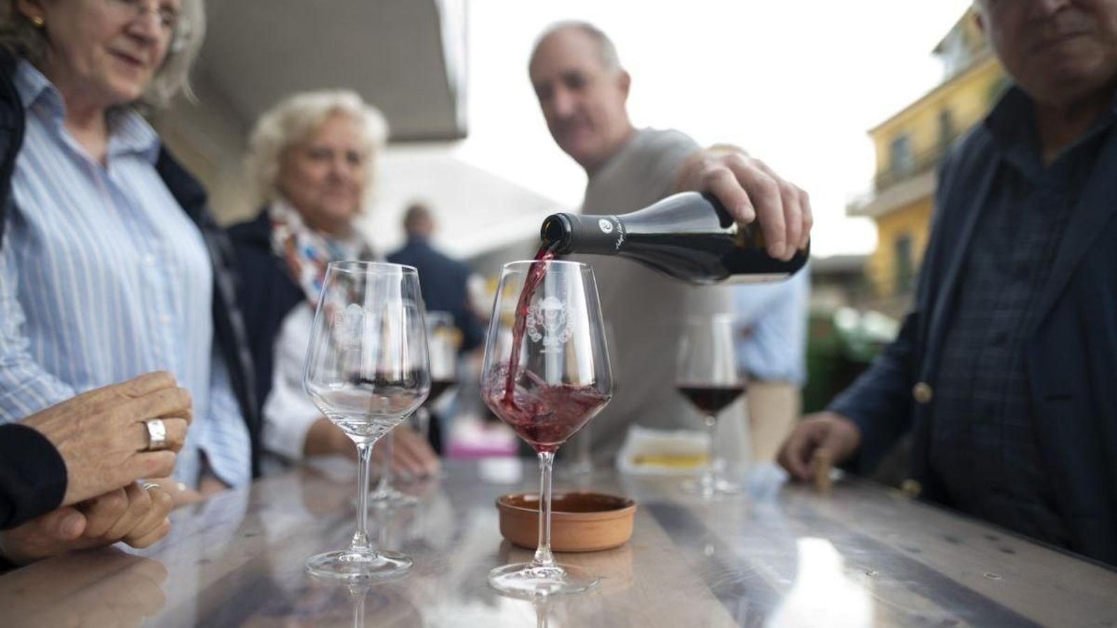 El vino tinto local no faltó en ninguna mesa.
