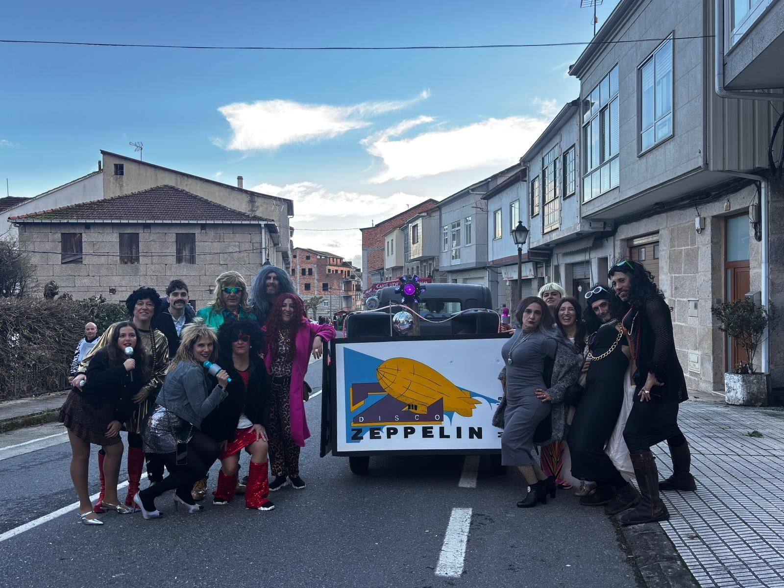 El Zeppelín llevó la fiesta a Maceda.