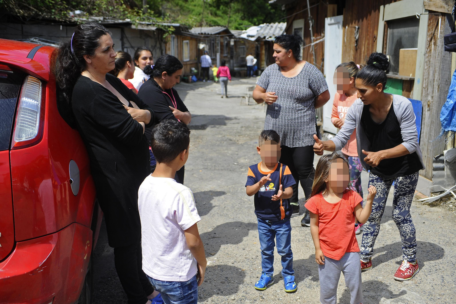 Los niños jugaban, ajenos al drama.

17-5-16