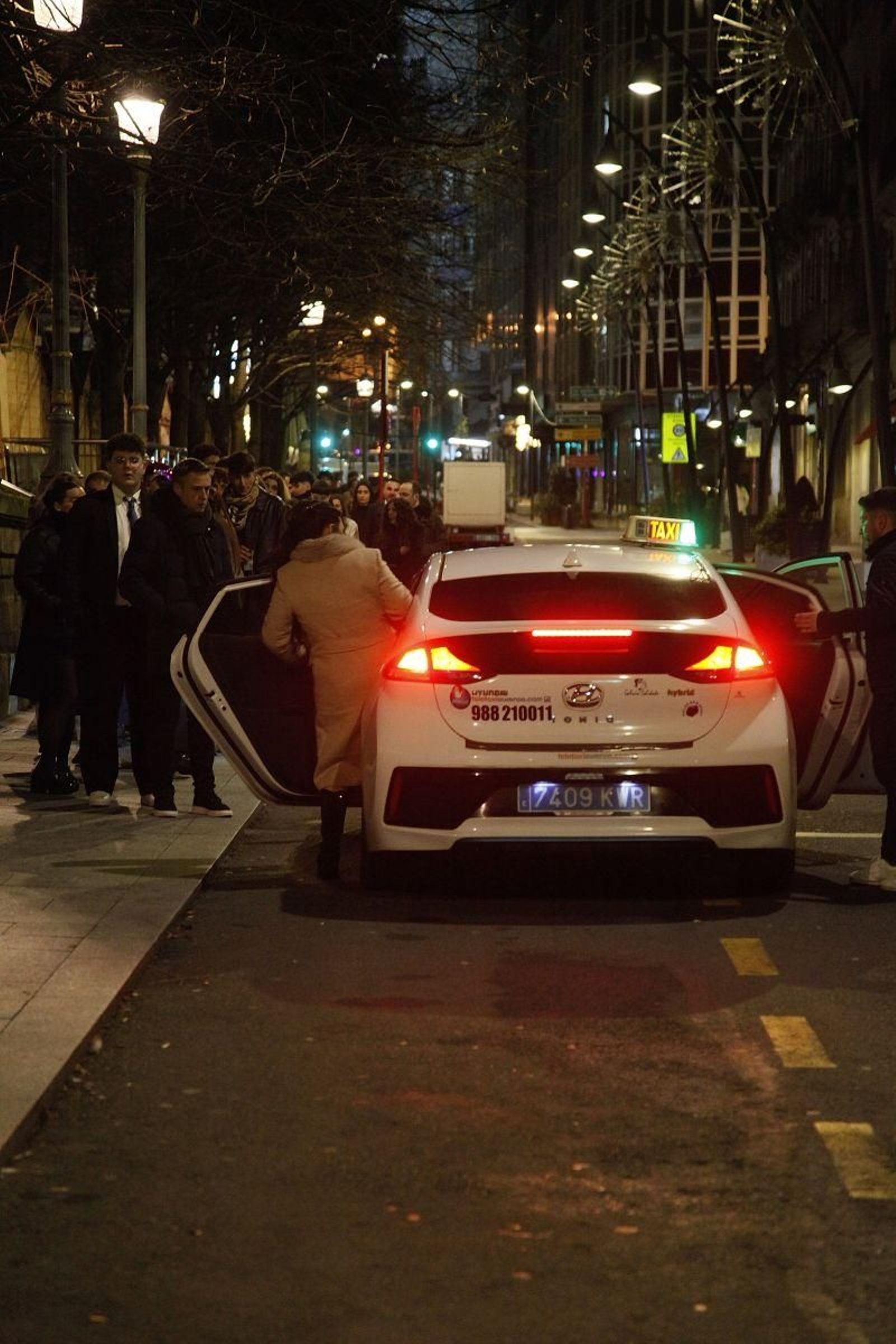 Largas colas para conseguir un taxi.