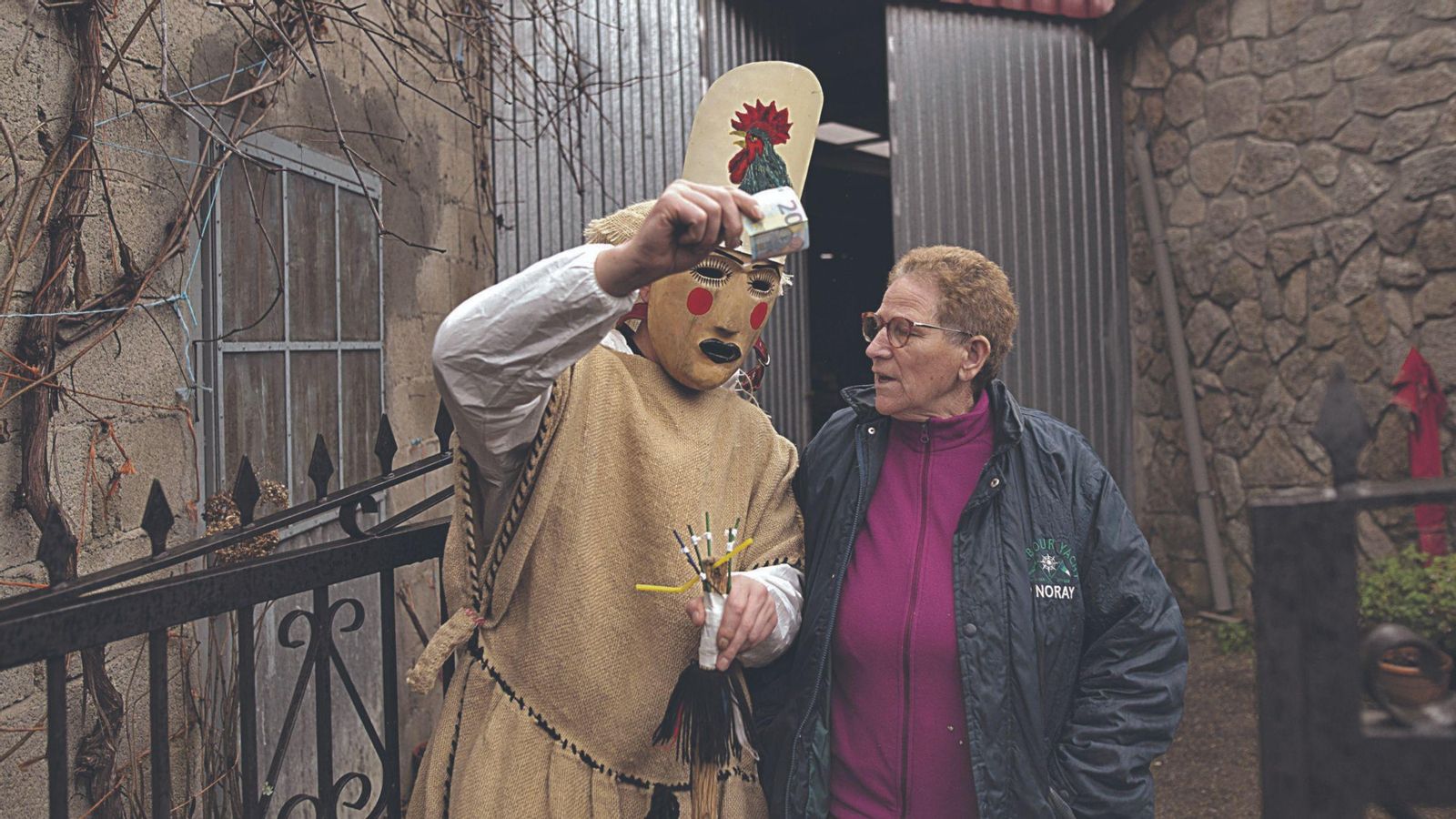 O zamarreiro amosa o aguinaldo obtido nunha casa.