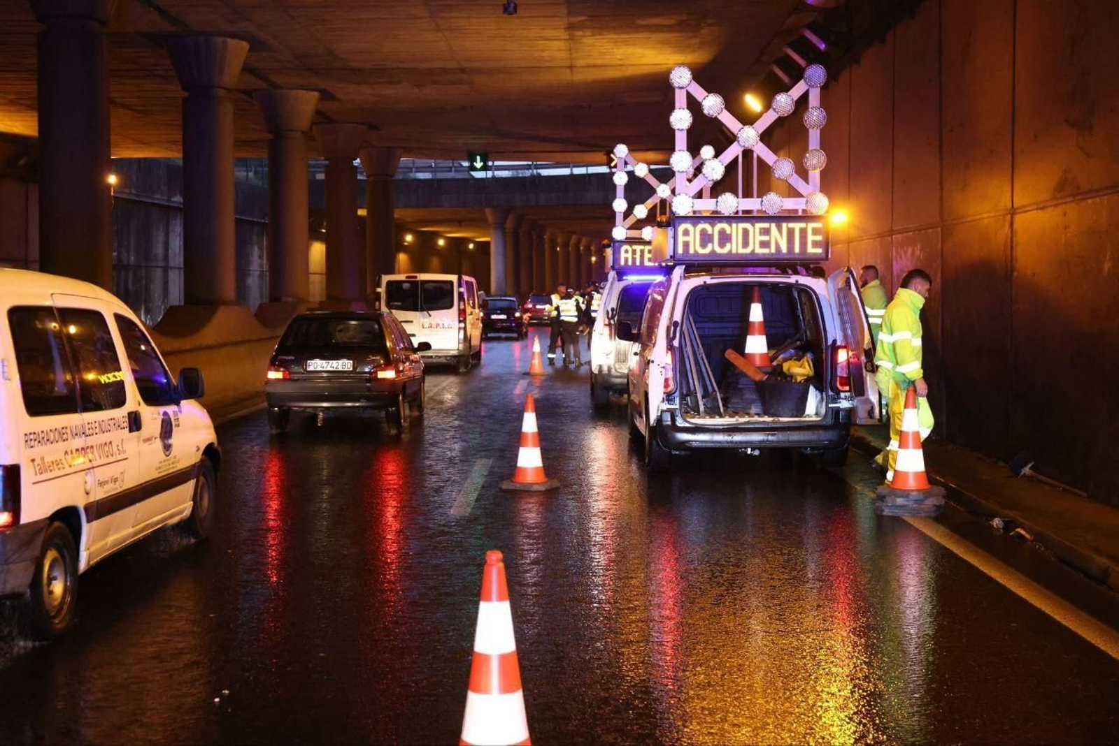 Señalización en el túnel de Bouzas por el accidente mortal.