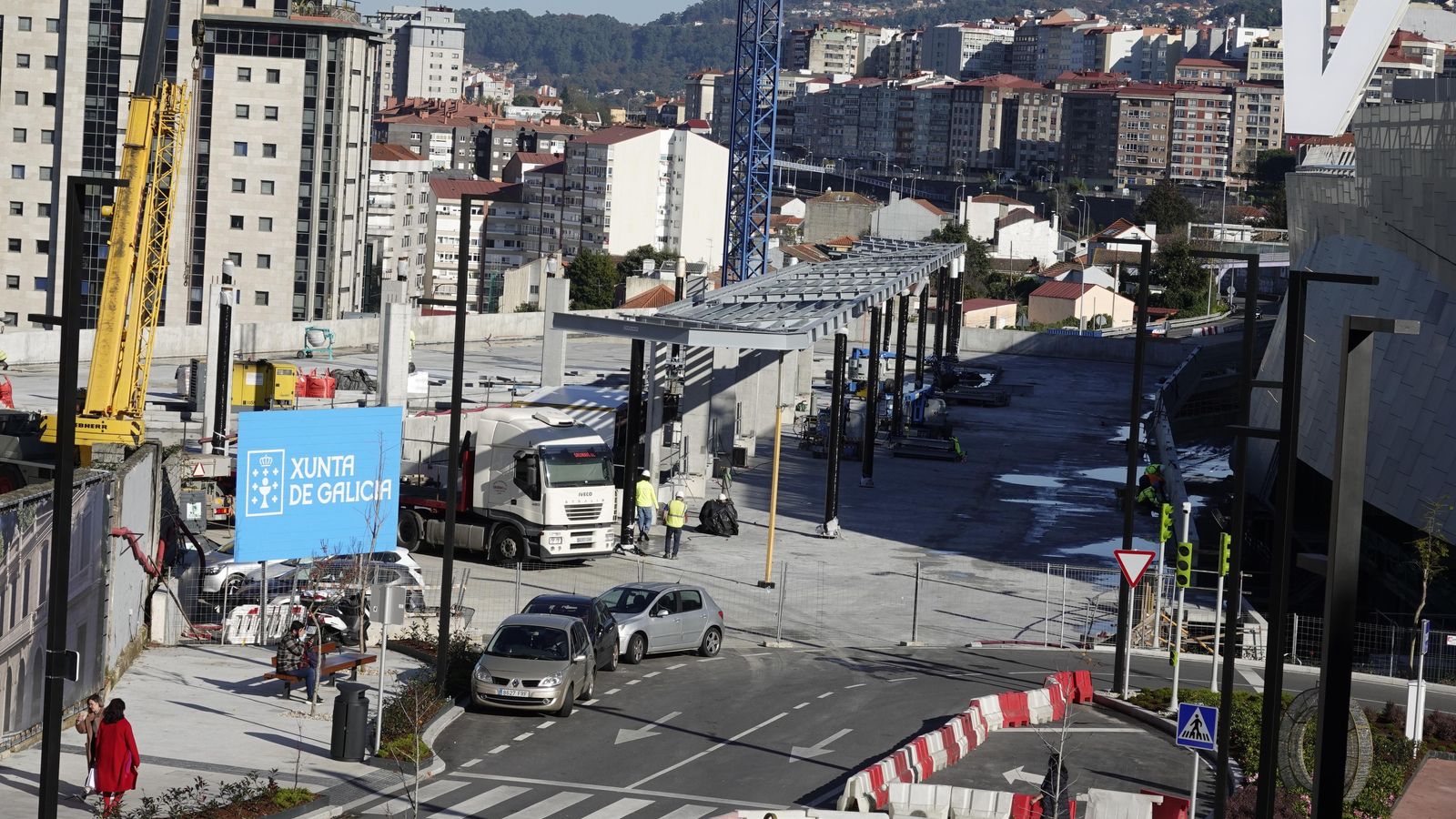 Instalación de pérgolas y paradas en Estación Intermodal de Vigo. // Vicente Alonso