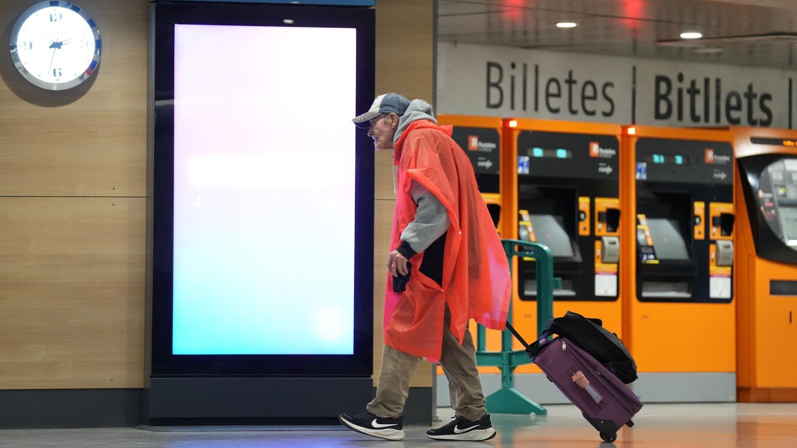 Una persona en la Estación de Passeig de Gràcia mientras continúa la suspensión del servicio de Rodalies