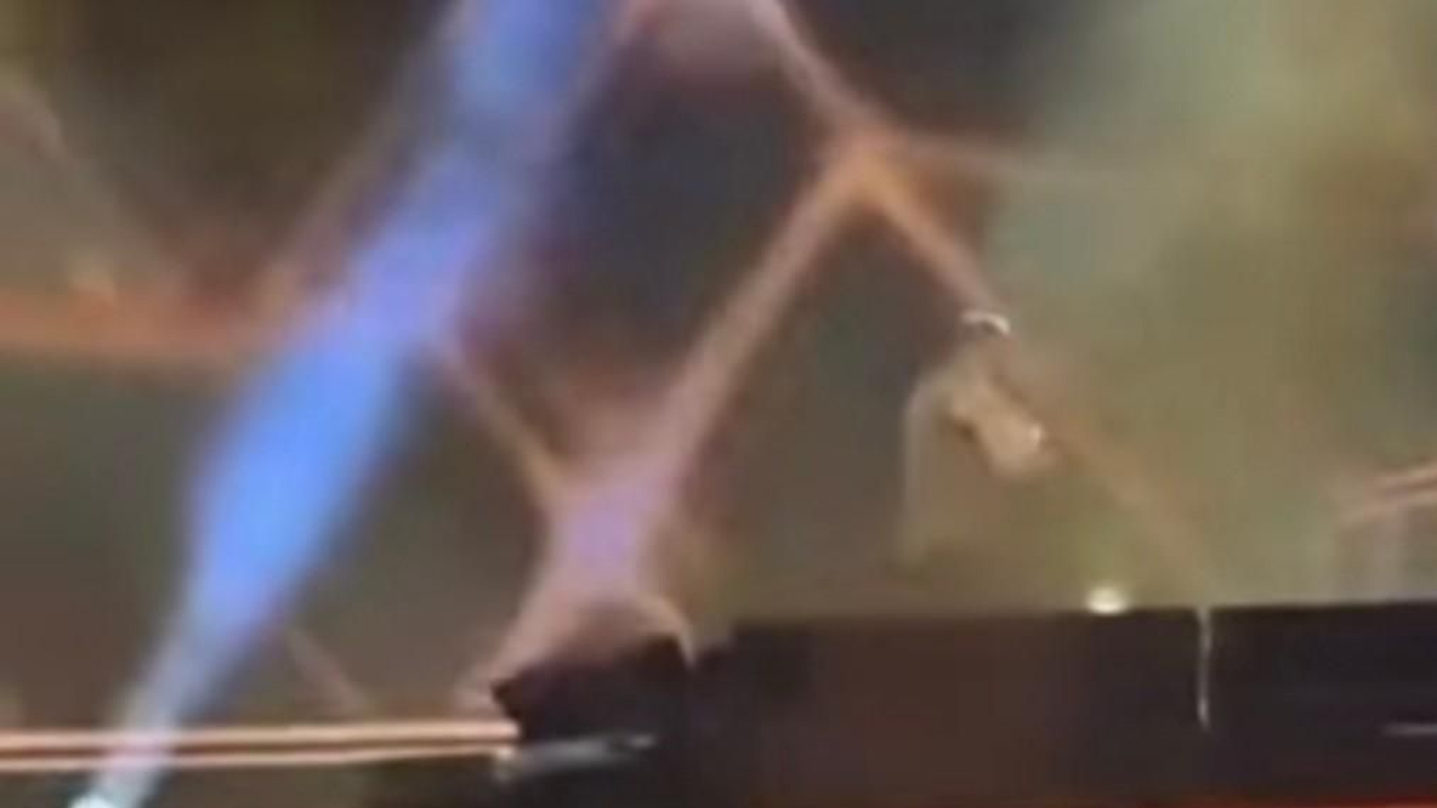 Momento en el que Ricky Martín tiene que abandonar el escenario en Montenegro por el lanzamiento de gas lacrimógeno.