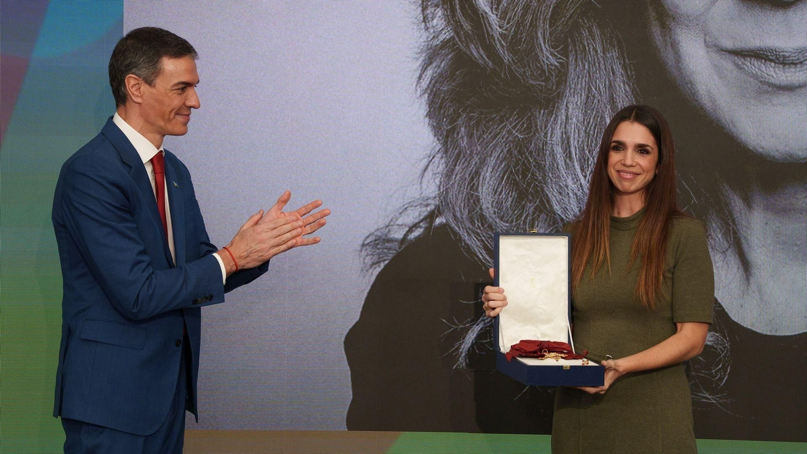 El presidente del Gobierno, Pedro Sánchez, entrega una condecoración a la actriz Elena Furiase que recoge el premio en nombre de su madre "Lolita".