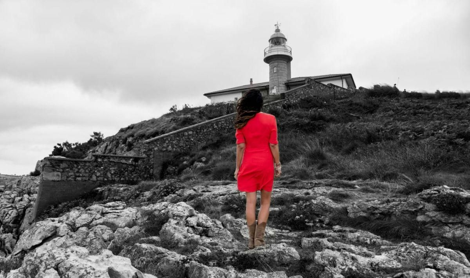 Imagen promocional, con María Oruña, de su novela, “El albatros negro”.