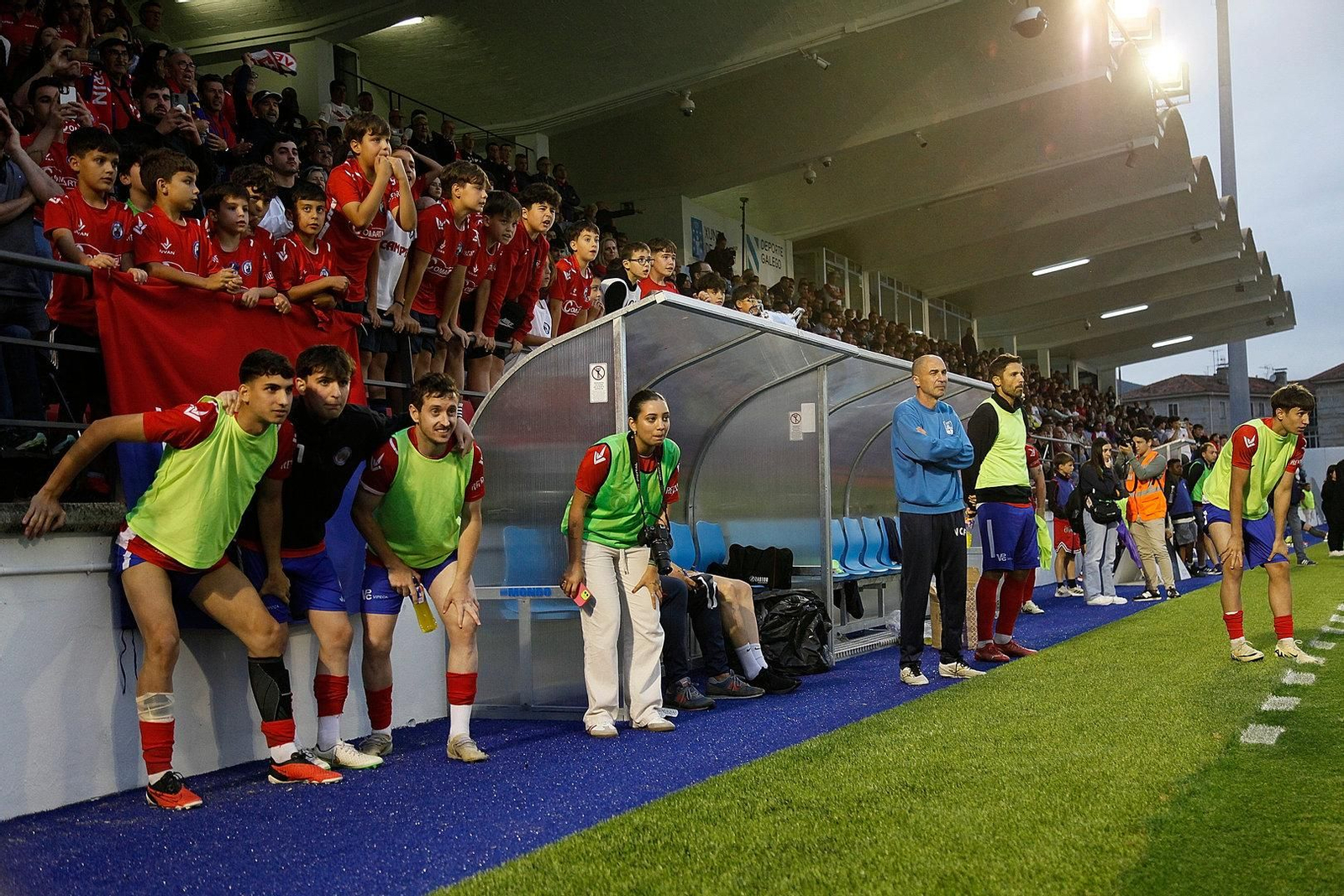 Expectantes desde el banquillo.