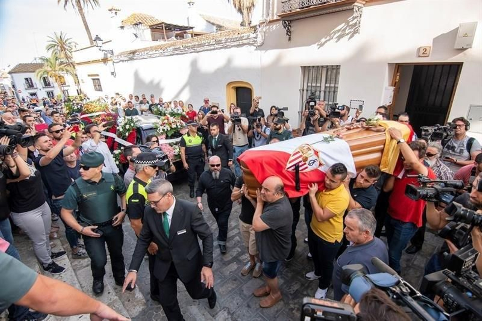 Los restos mortales del futbolista José Antonio Reyes, fallecido el sábado en un accidente de tráfico, a su llegada a la Iglesia de Santa María en Utrera