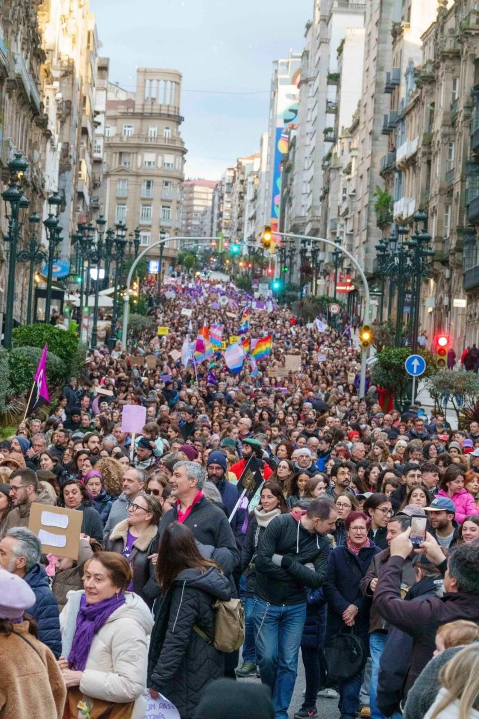 Galería | Las calles de Vigo se pintan de morado por el Día Internacional de la Mujer
