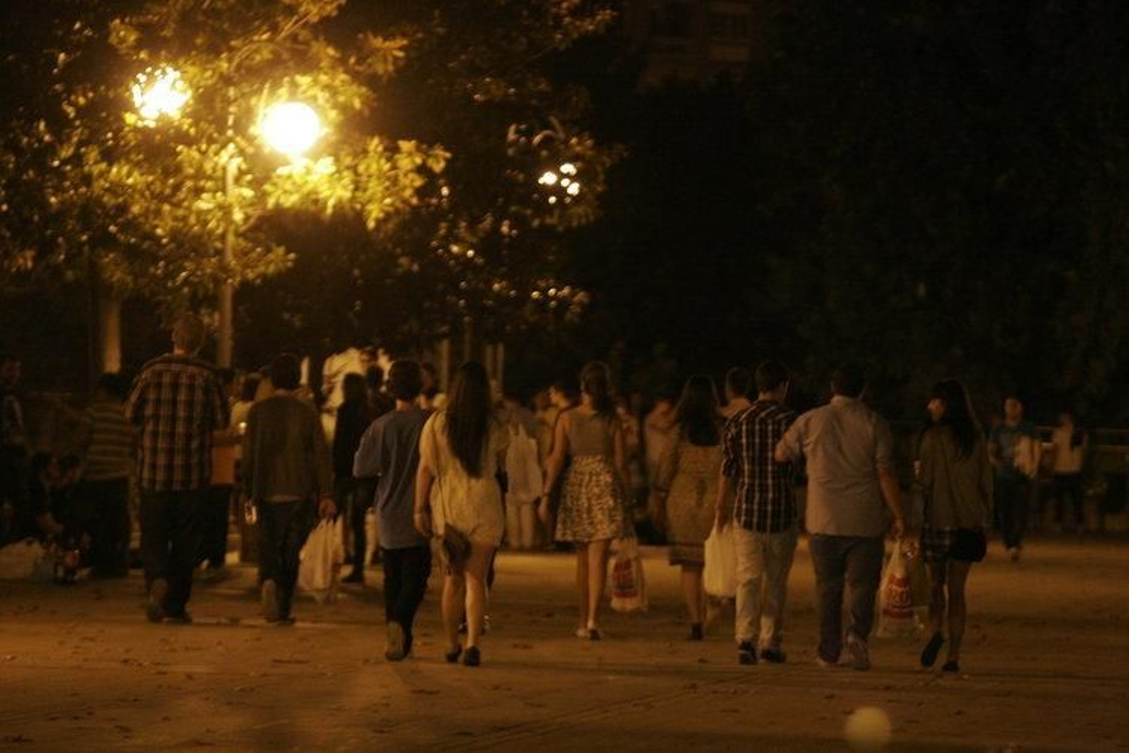 Un grupo de jóvenes se dirige a la Alameda para hacer botellón un fin de semana.