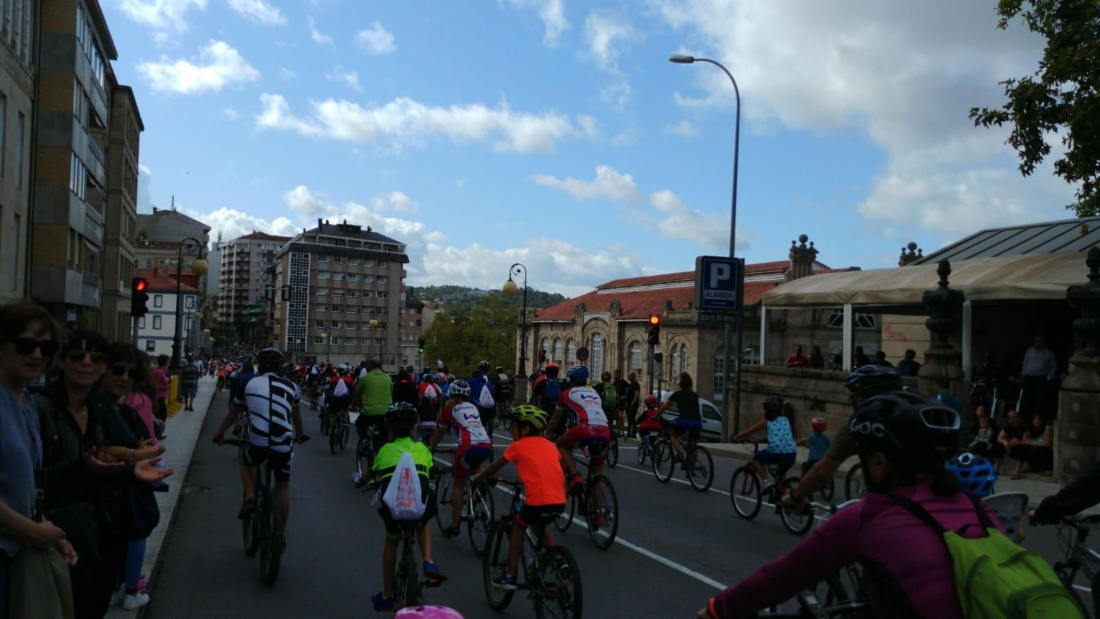 Rosendo Fernández, vicepresidente de la Diputación, Bernardino González, asesor de deportes provincial y Mario Guede, concejal de Deportes, cortaron la cinta para dar inicio al recorrido.