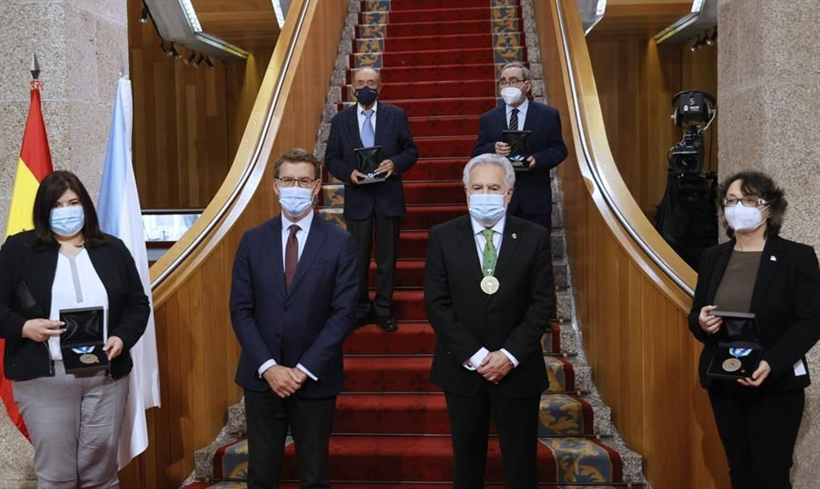 El presidente del Parlamento de Galicia, Miguel Santalices (2d) y el presidente de la Xunta, Alberto Núñez Feijóo (2i) posan con los representantes de la Fundación Otero Pedrayo, la Fundación Castelao, la Fundación Antón Losada Diéguez y la Fundación Vicente Risco, que personifican a la Xeración Nós.