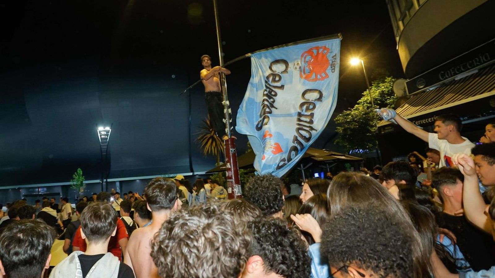 Galería | La afición celeste celebra el billete a Europa del Celta