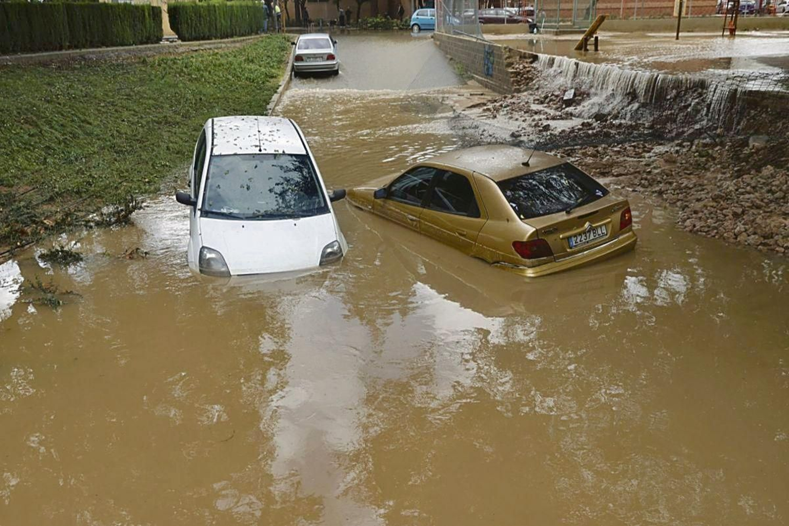 Dos coches semisumergidos en Aldaia, Valencia, durante una Dana en el otoño pasado.
