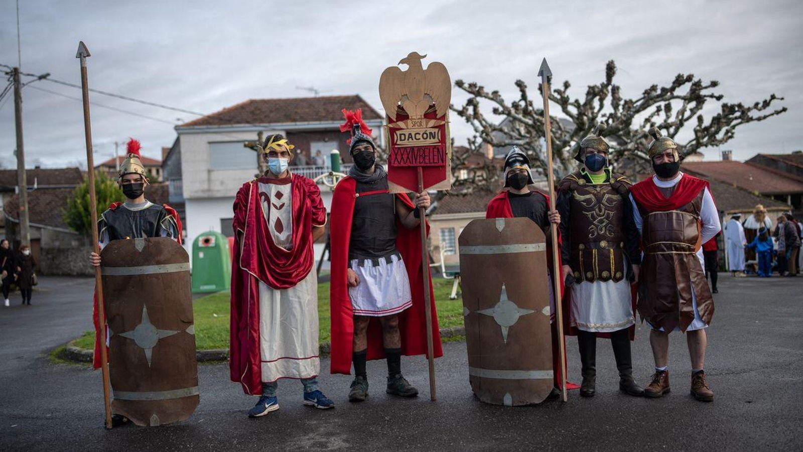 MASIDE (DACÓN). 25/12/2021. OURENSE. Representación do tradicional belén vivinte, na súa XXXIV edición, con misa posterior. FOTO: ÓSCAR PINAL  Centurións romanos.