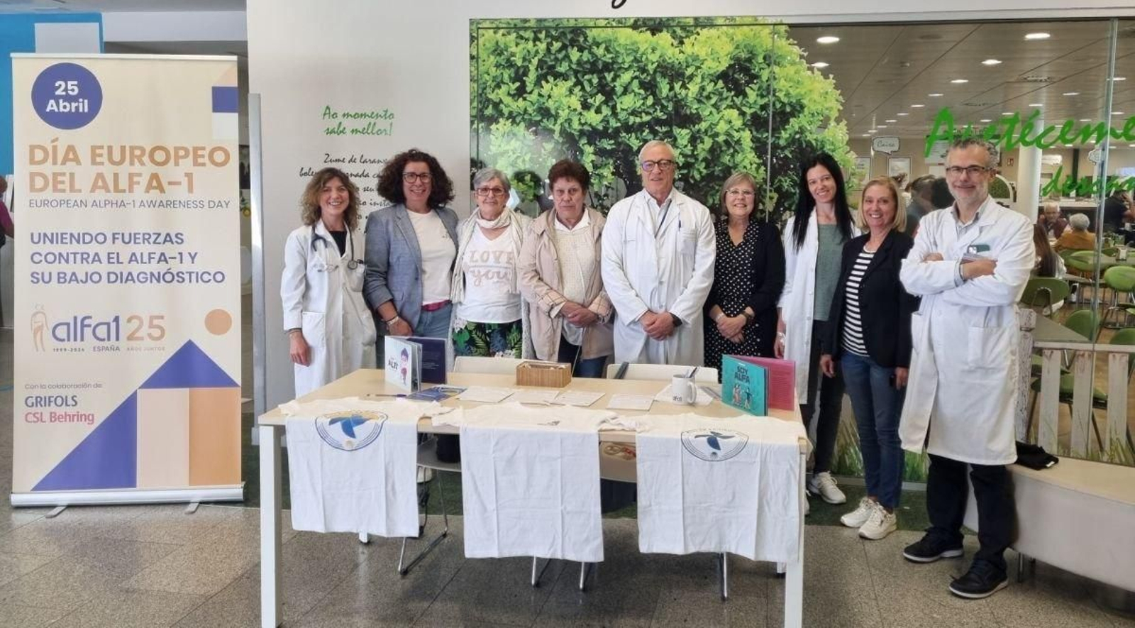 Profesionales y pacientes en una mesa informativa colocada ayer en el Cunqueiro.