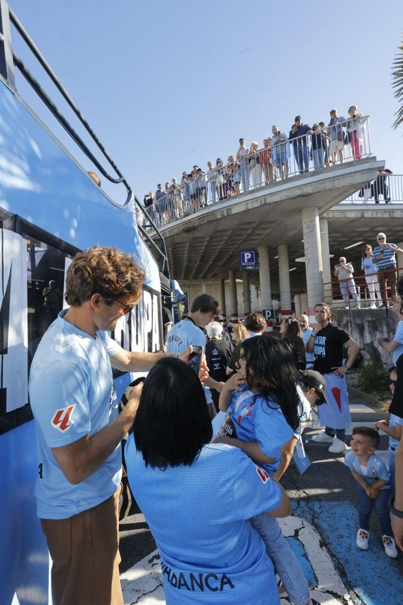 Galería | Fiesta celeste en Vigo por la vuelta del Celta a Europa