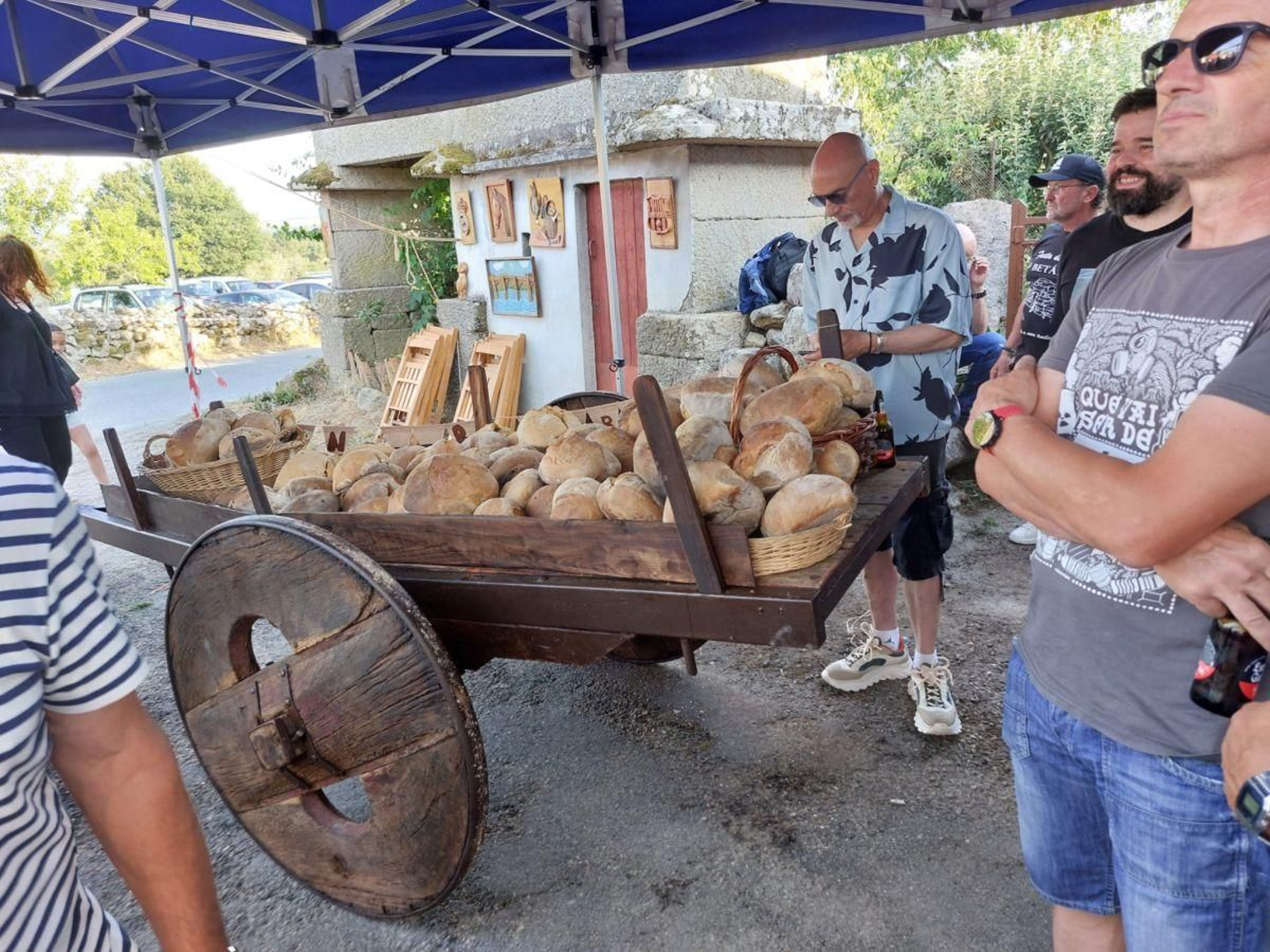 Os veciños de Betán xunto aos bolos que prepararon no forno.