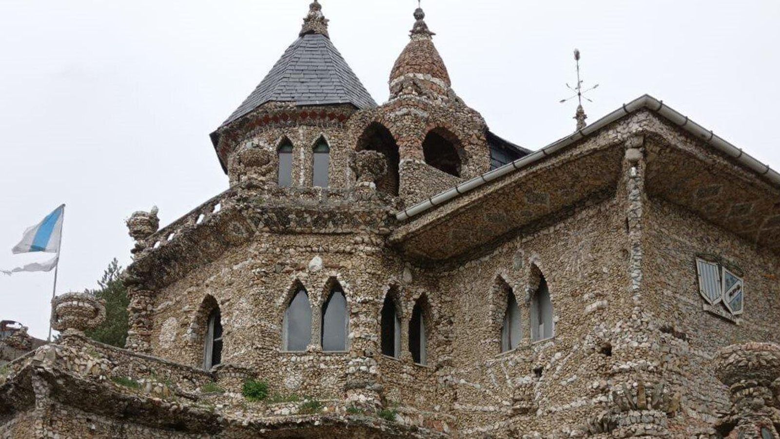 Fachada de A Casa das Pedriñas, en A Veiga.