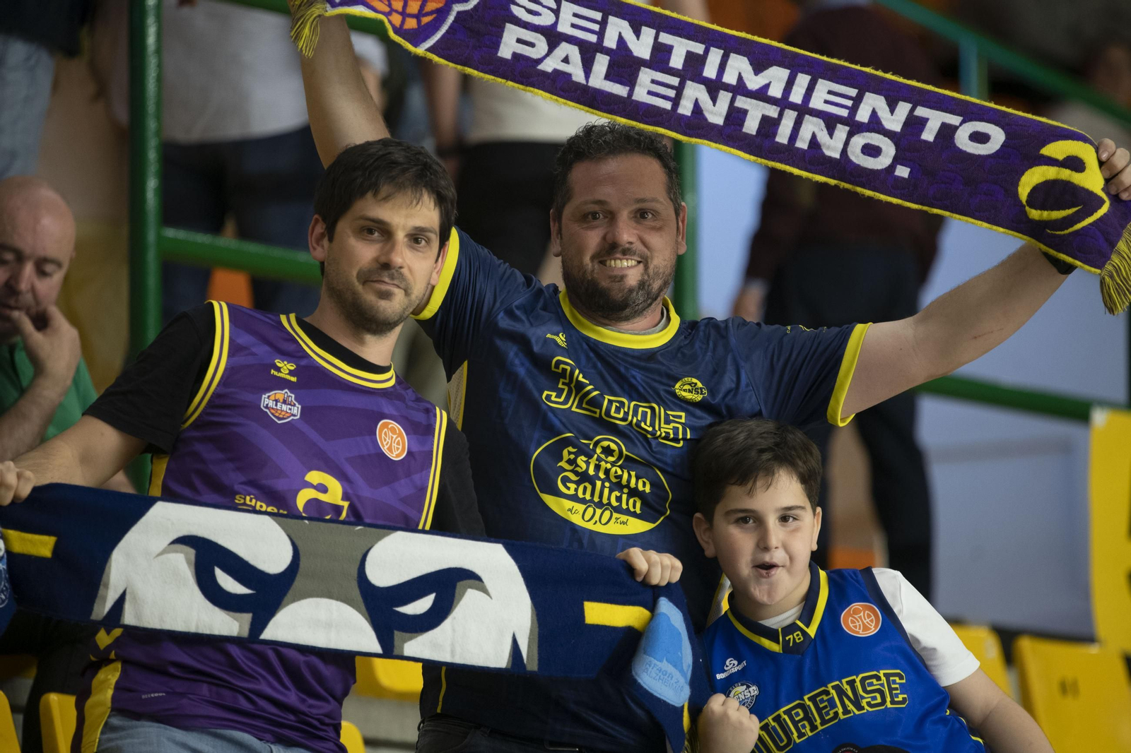 Galería | El Pazo aplaudió a un COB que lo dejó todo ante el Palencia