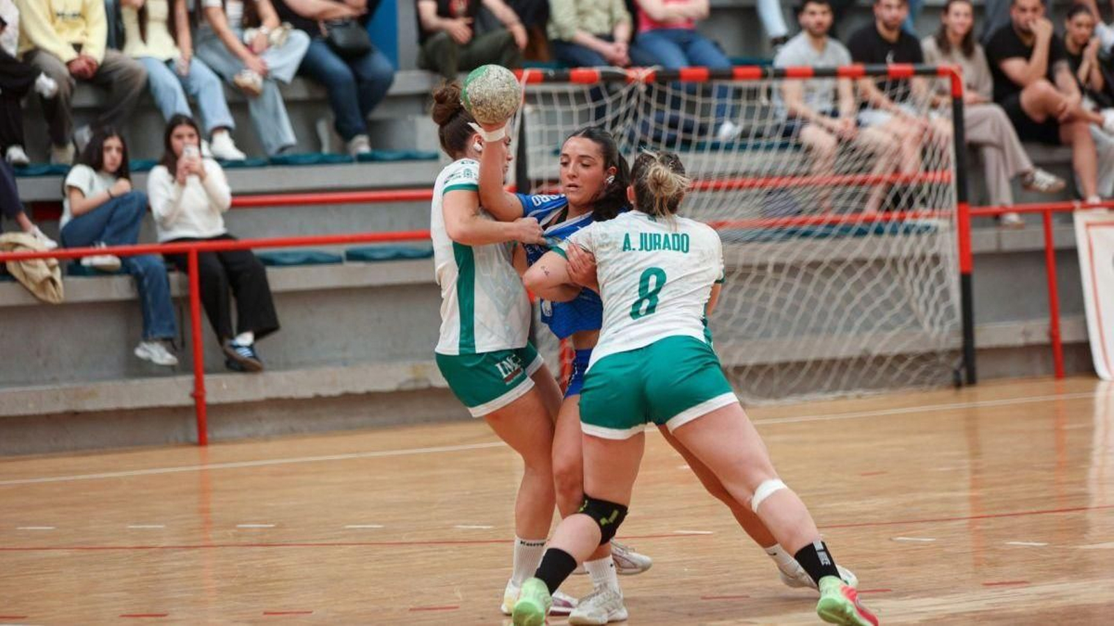 Las jugadoras locales se estrellaron contra el muro navarro.