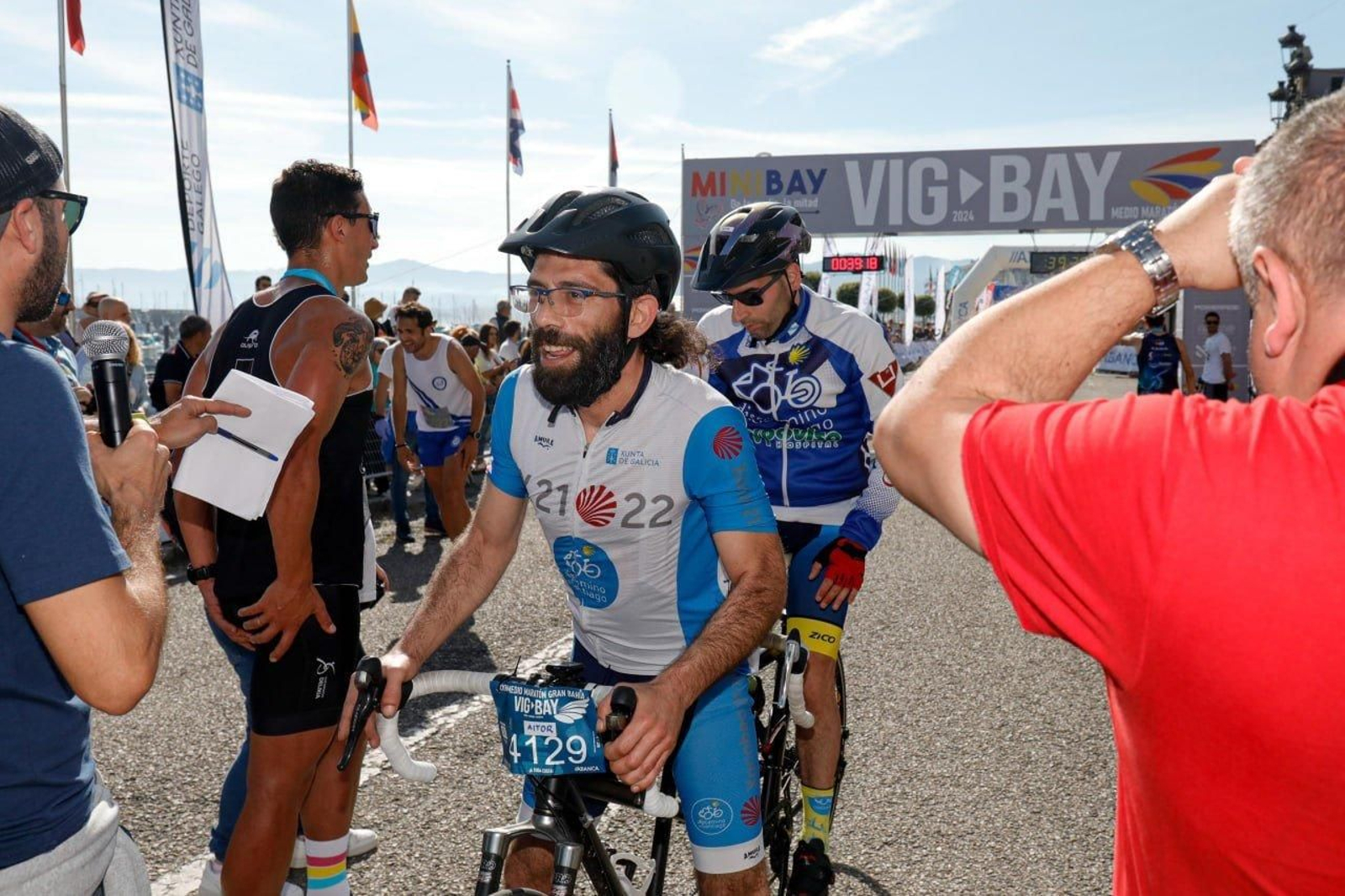 Llegada a la meta de los participantes en la Vig-Bay 2024.