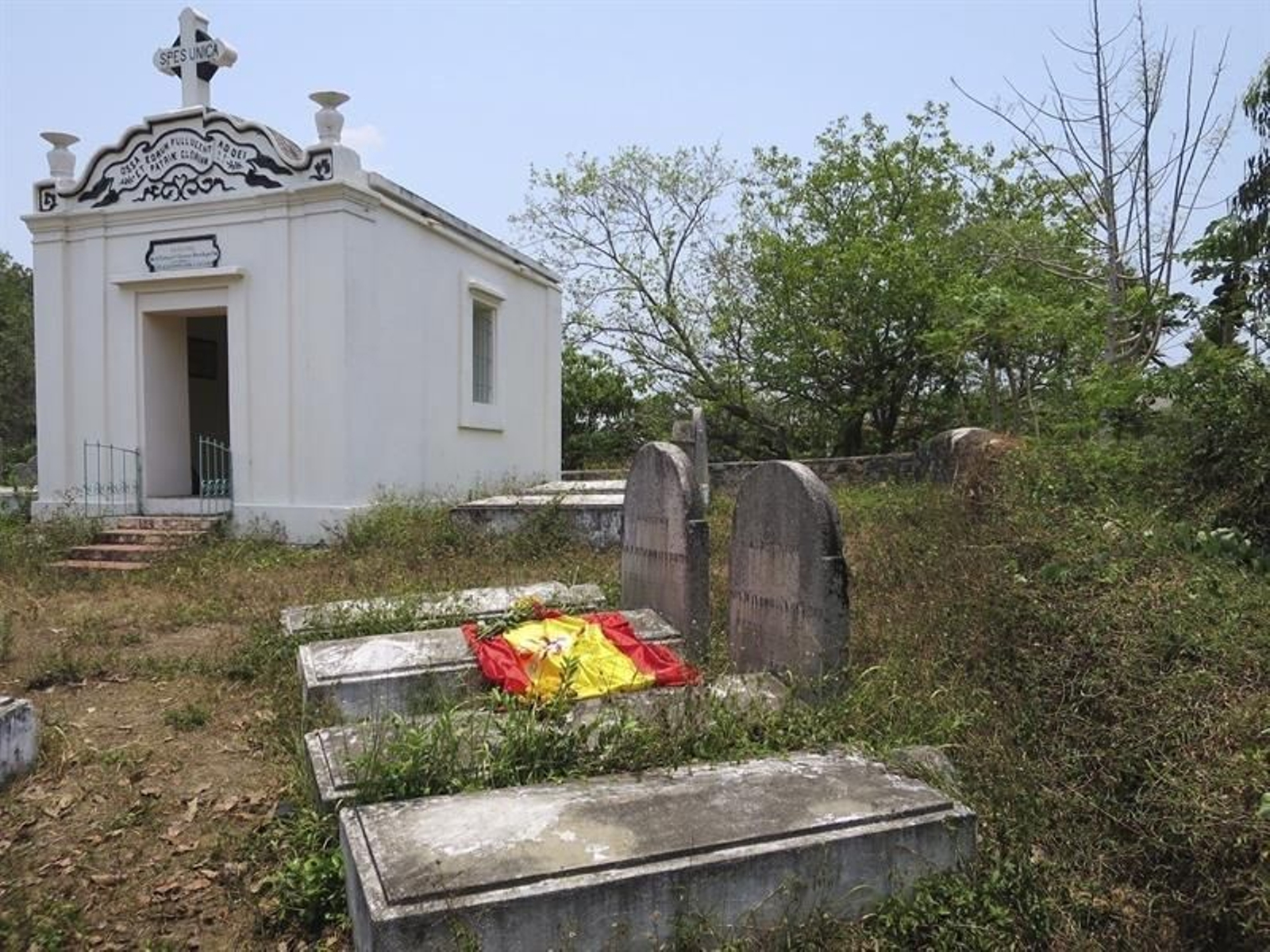Tumbas olvidadas en centro de Vietnam.