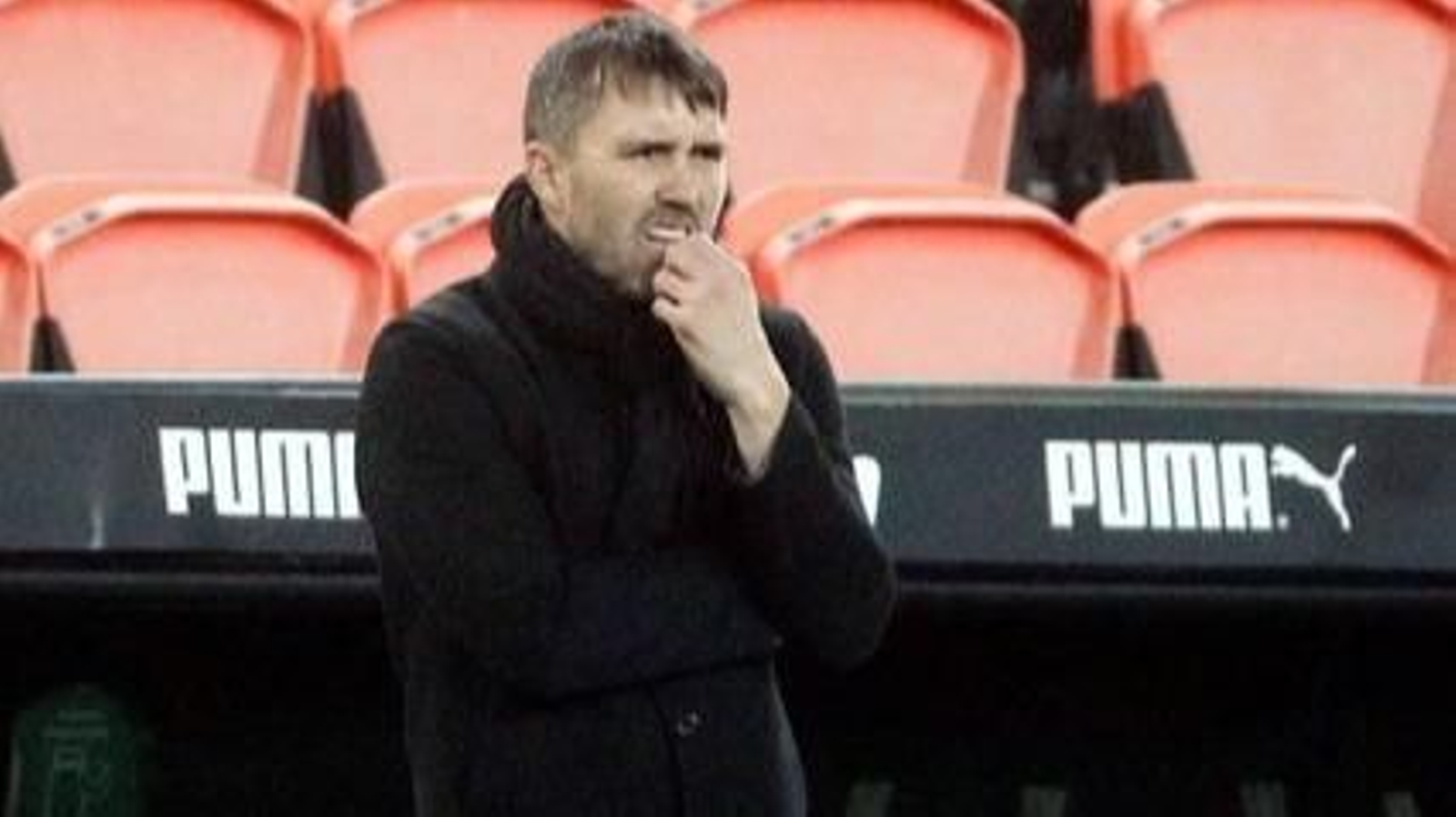 El entrenador del Celta, Eduardo Coudet, observa el encuentro desde la banda.