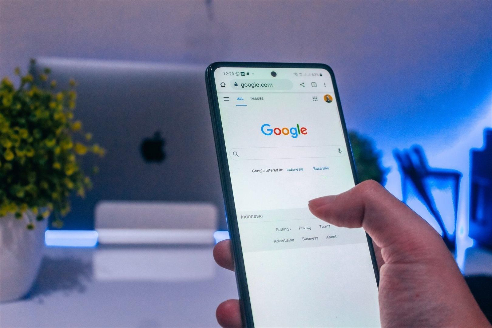 Una persona consulta en Google. // E.P.