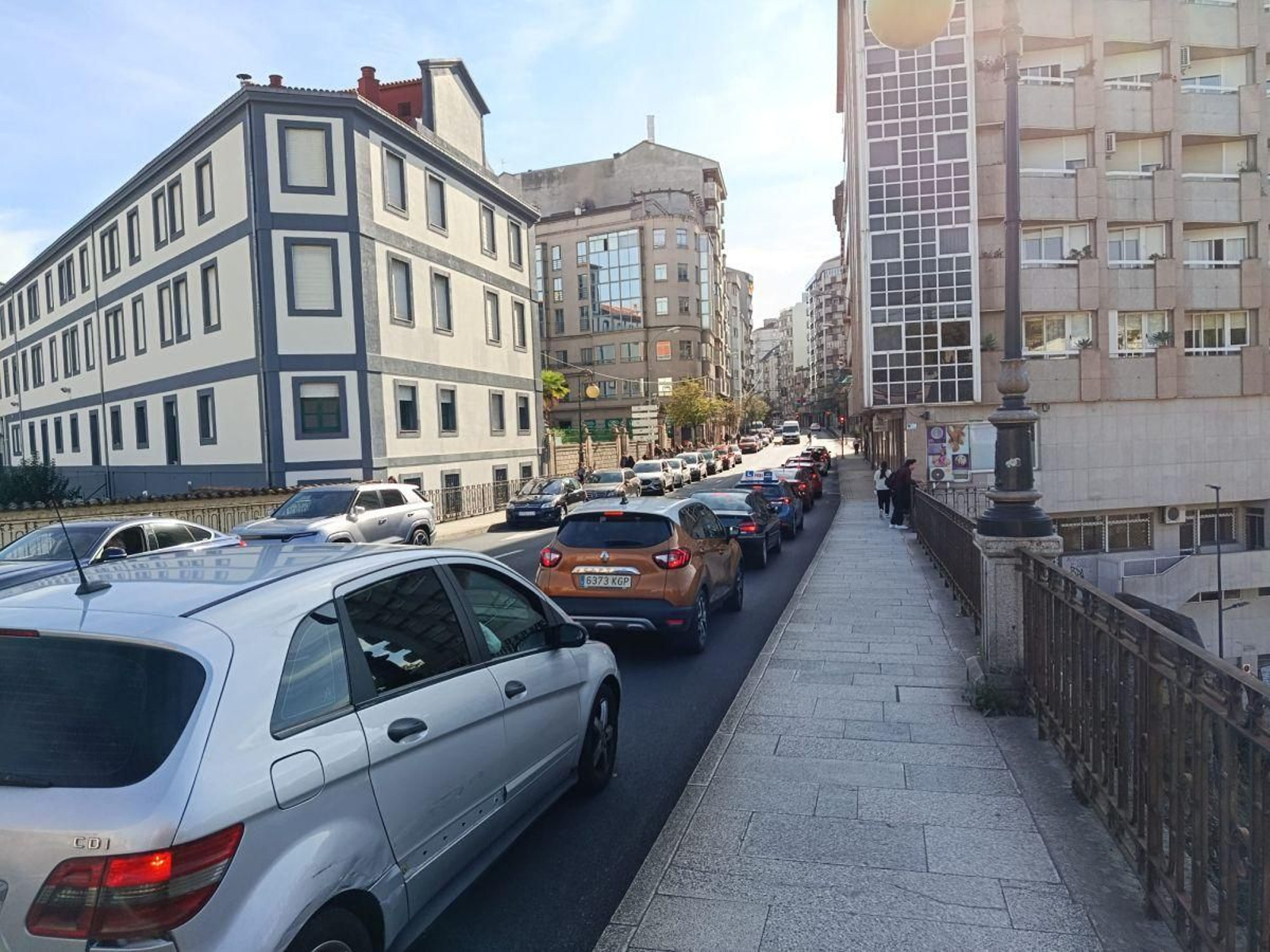 Colas de decenas de coche entre O Posío y la Alameda