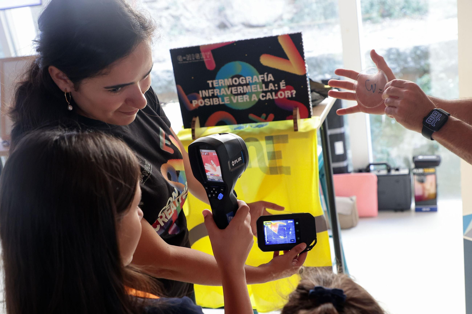 Galería | La feria G-Night toma el edificio Redeiras y el Berbés con sus talleres científicos