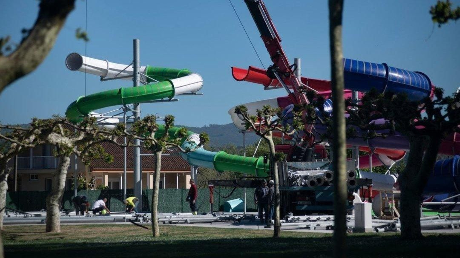 Uno de los toboganes que se han instalado en el parque acuático de Monterrei. // Xesús Fariñas