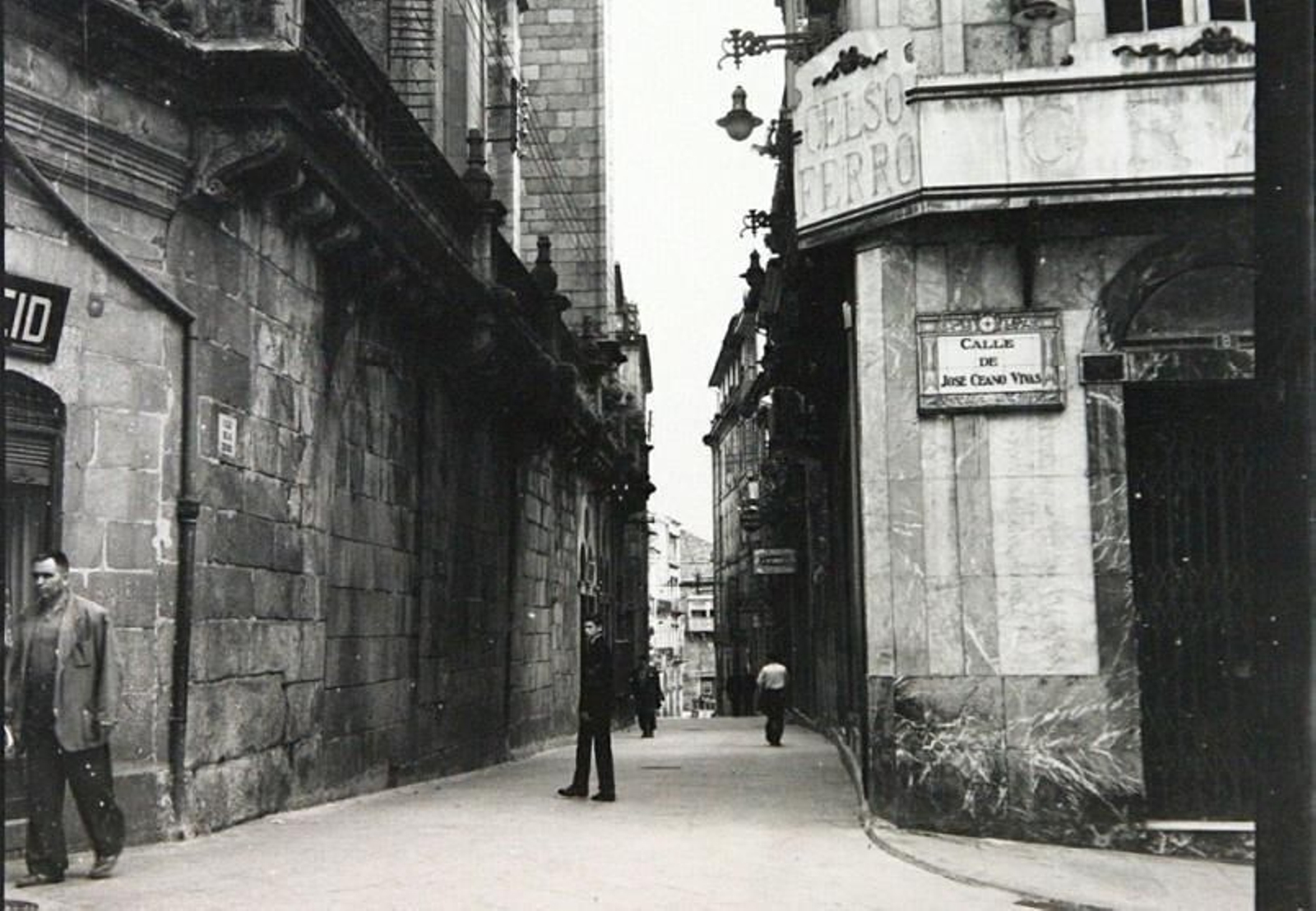 Calle de Las Tiendas, esquina Juan de Austria, antes de hacerse las escaleras de la Catedral (foto depositada en el Archivo Municipal).