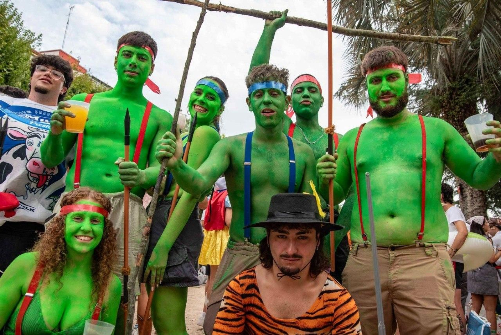 Galería | Coloridos disfraces visten las calles de Redondela