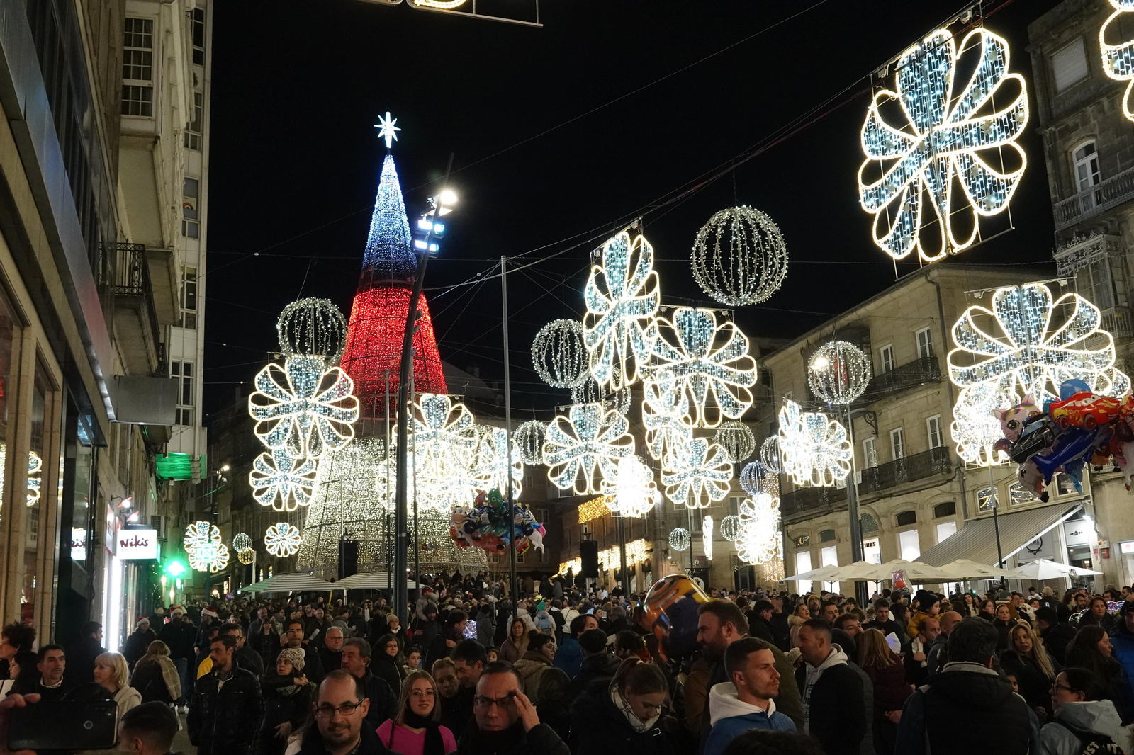 En noviembre, en concreto el día 19, se encendió la iluminación navideña de las calles. // Vicente Alonso