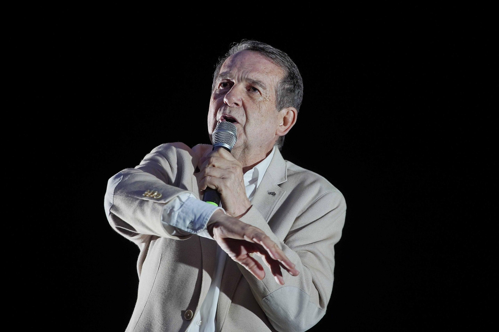 Abel Caballero presentando el concierto de Pablo López en Castrelos.