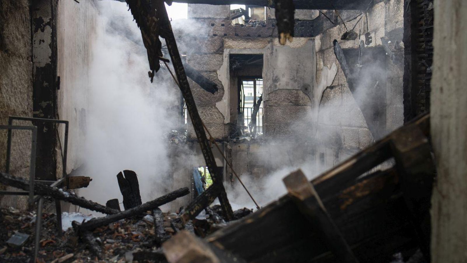 Las llamas redujeron a cenizas el interior del edificio, cuya estructura es de madera.