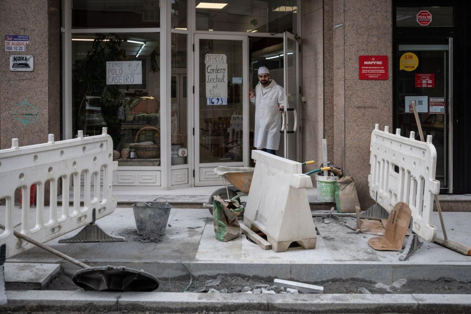 Una carnicería, sitiada por las obras, donde ya no hay obreros.