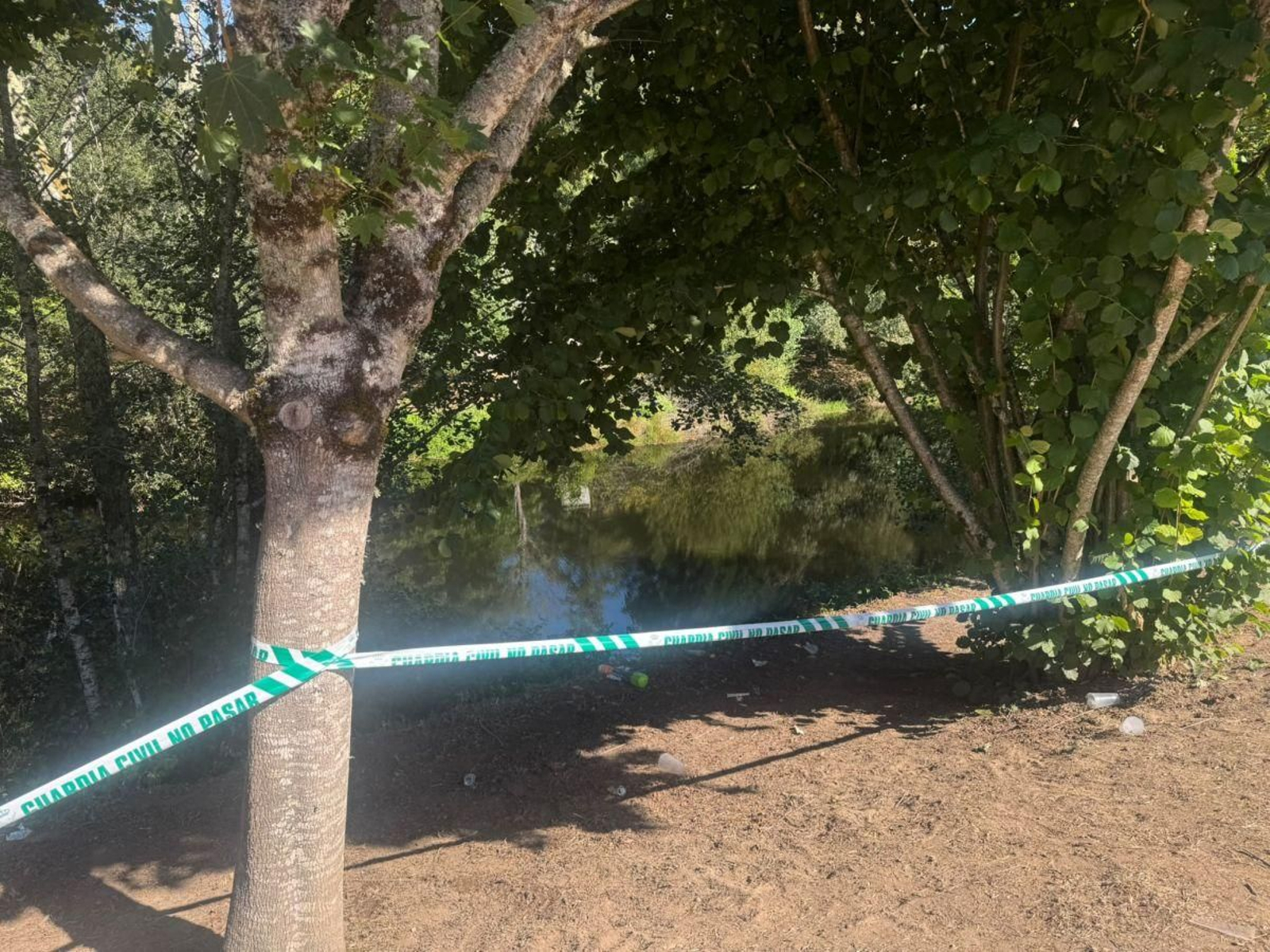 La cinta de la Guardia Civil prohíbe acceder al río Arenteiro, en As Barcias (Carballiño).