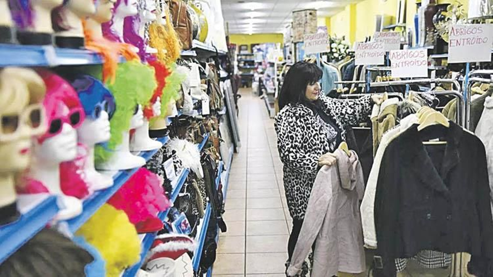 Una mujer examina prendas de ropa el pasado febrero en un comercio de Celanova.