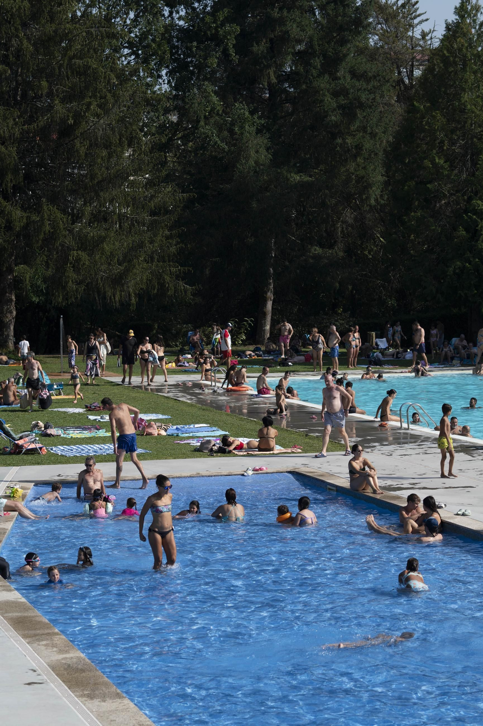 Galería | Los ourensanos combatiendo el calor en una jornada de calor extremo