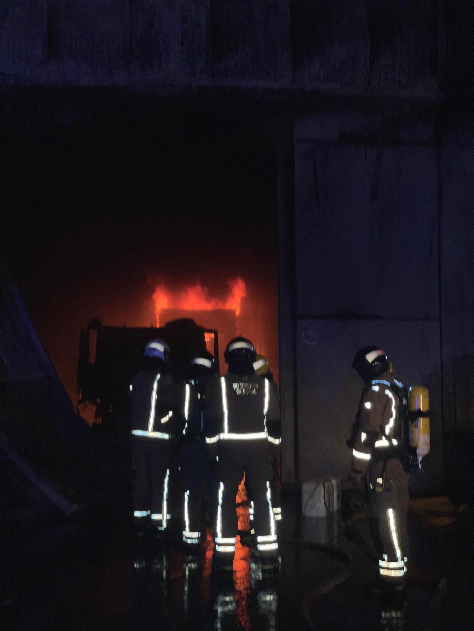 Galería | Así quedó la nave de transportes totalmente calcinada en el polígono de San Cibrao