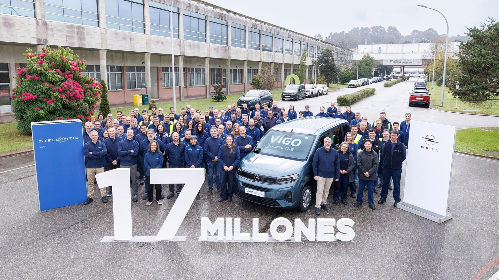 Un grupo de empleados de Stellantis Vigo posa con el coche 17 millones.