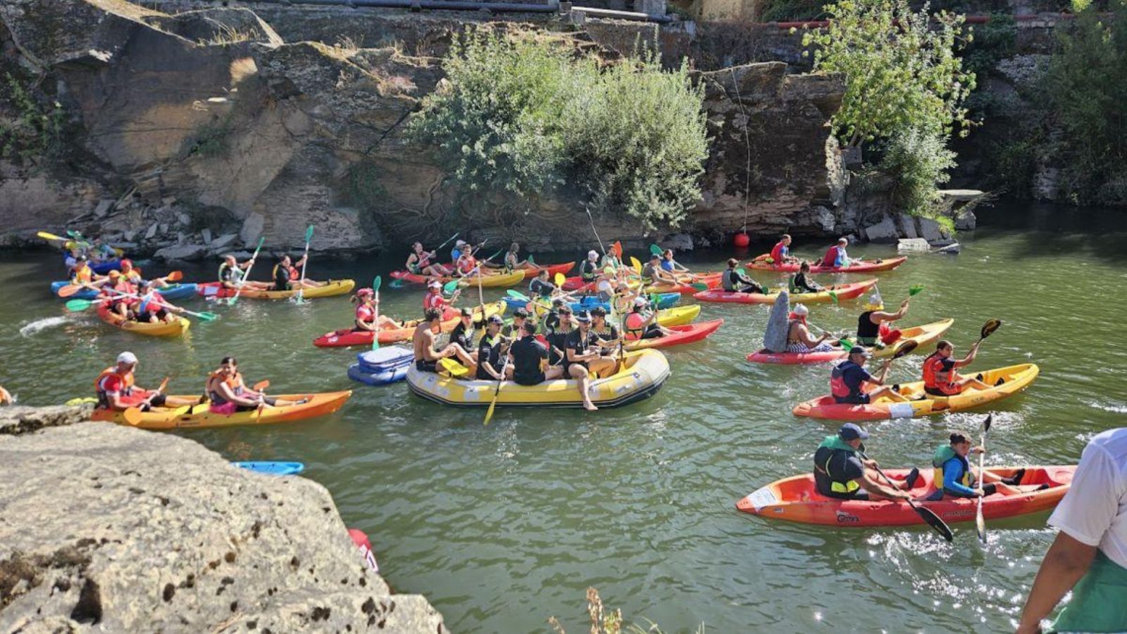 Varias de las embarcaciones en el Descenso Popular do Sil.